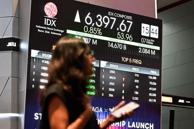 Grafik pergerakan Indeks Harga Saham Gabungan (IHSG) di layar monitor bursa efek