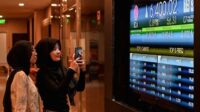 Grafik pergerakan Indeks Harga Saham Gabungan di layar monitor perdagangan bursa