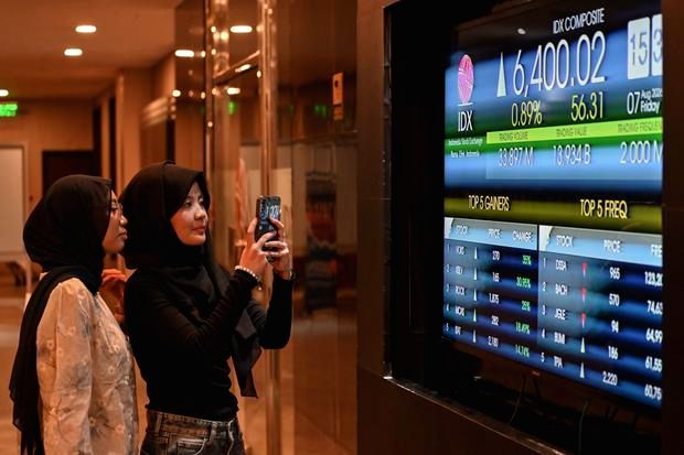 Grafik pergerakan Indeks Harga Saham Gabungan di layar monitor perdagangan bursa