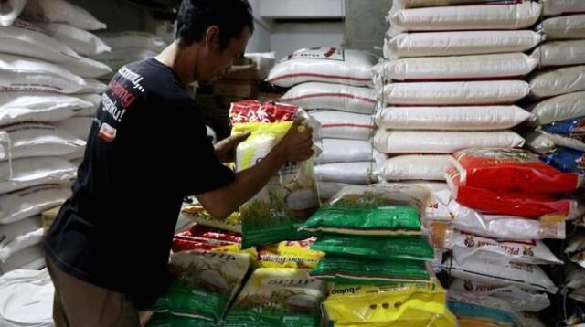 Tumpukan kemasan beras di gudang penyimpanan untuk pengawasan kualitas oleh Badan Pangan Nasional.