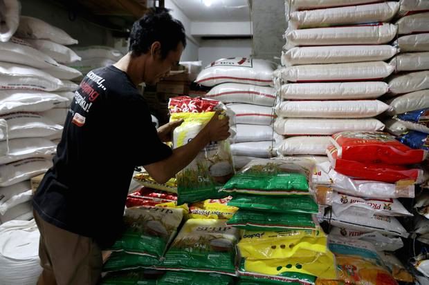 Tumpukan kemasan beras di gudang penyimpanan untuk pengawasan kualitas oleh Badan Pangan Nasional.