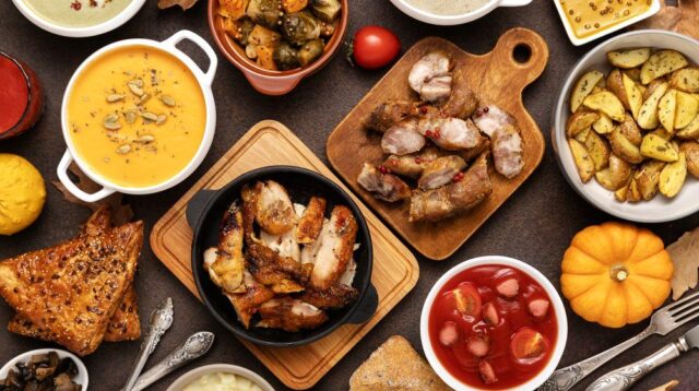 Ilustrasi berbagai pilihan menu makanan dalam paket promo spesial Hari Kemerdekaan Indonesia ke-81.