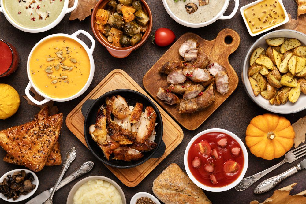 Ilustrasi berbagai pilihan menu makanan dalam paket promo spesial Hari Kemerdekaan Indonesia ke-81.