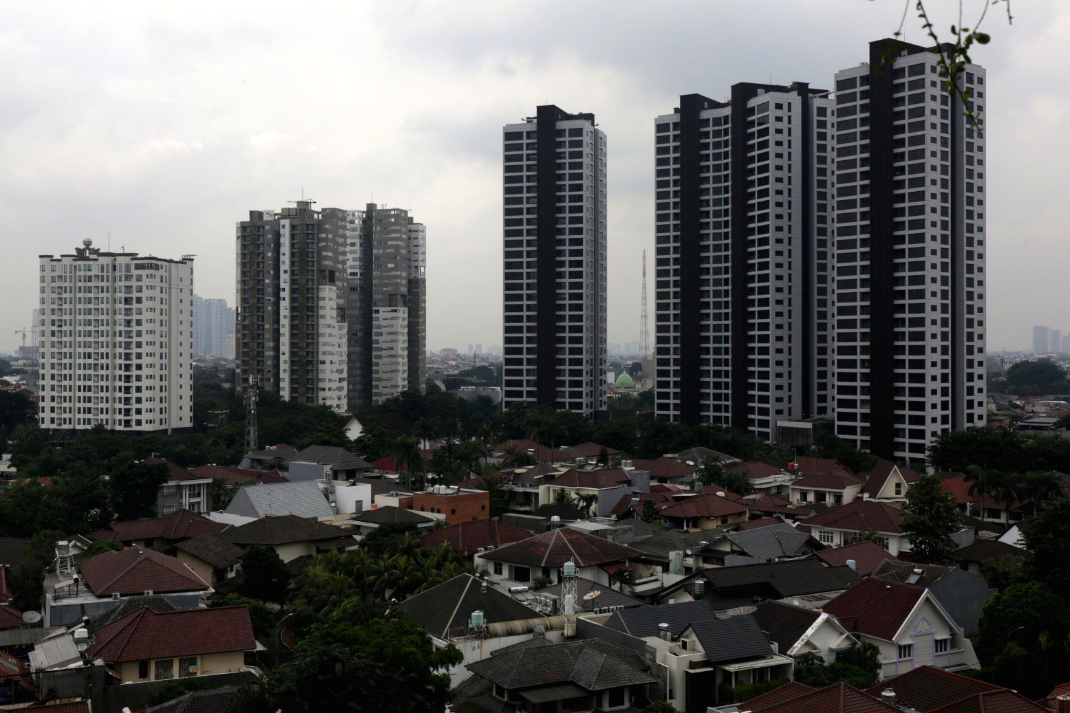 Grafik pertumbuhan ekonomi Indonesia yang melambat menjadi 5,29 persen pada kuartal II 2026.