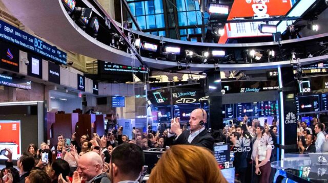 Papan layar elektronik yang menampilkan pergerakan indeks saham di bursa efek Wall Street, Amerika Serikat.
