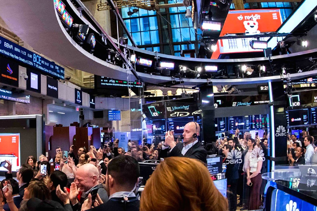 Papan layar elektronik yang menampilkan pergerakan indeks saham di bursa efek Wall Street, Amerika Serikat.