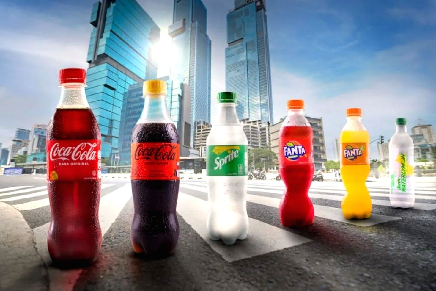 Deretan produk minuman Coca-Cola di rak supermarket