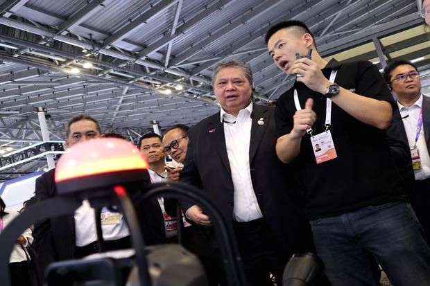 Menteri Koordinator Bidang Perekonomian Airlangga Hartarto memberikan keterangan pers terkait kondisi ketenagakerjaan nasional.