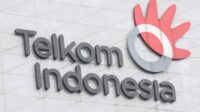 Gedung kantor pusat PT Telkom Indonesia di Jakarta dengan logo perusahaan yang terlihat jelas.