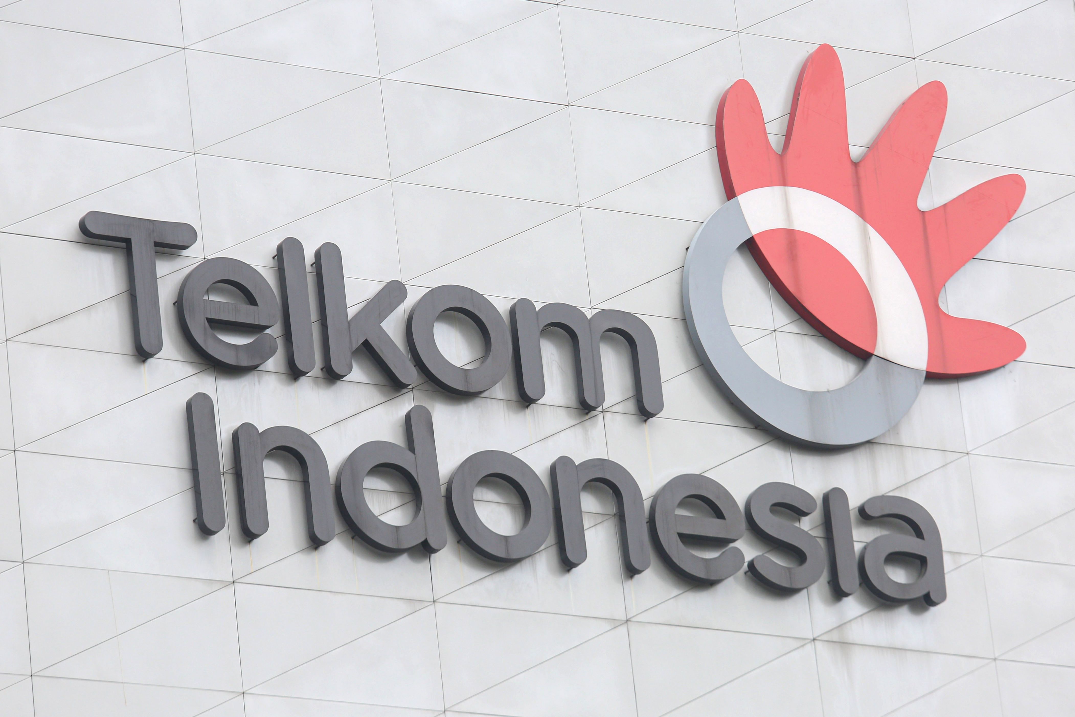 Gedung kantor pusat PT Telkom Indonesia di Jakarta dengan logo perusahaan yang terlihat jelas.