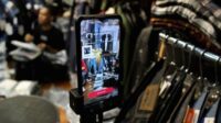 Tampilan antarmuka aplikasi TikTok Shop pada layar ponsel pintar