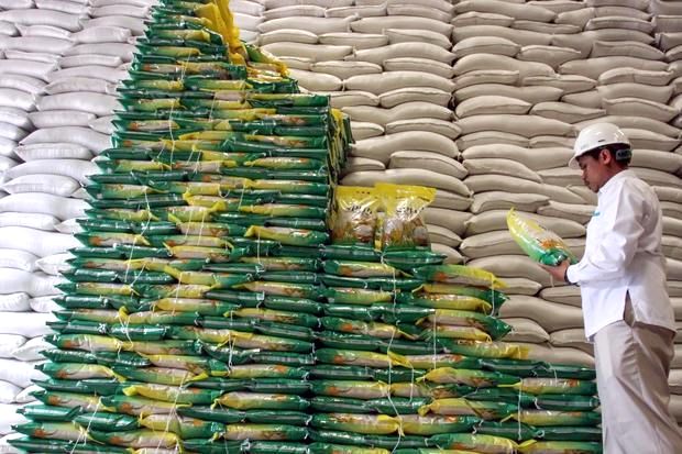 Direktur Utama Perum Bulog Ahmad Rizal Ramdhani saat memberikan keterangan terkait penurunan bunga kredit Himbara