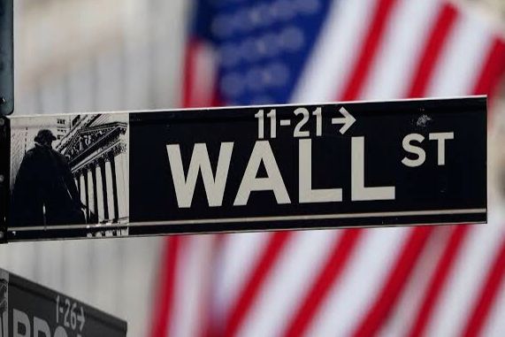 Papan layar elektronik menampilkan pergerakan indeks saham di bursa Wall Street, New York.