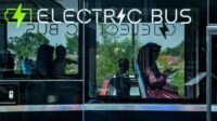 Deretan bus listrik yang beroperasi di jalan raya sebagai bagian dari sistem transportasi publik modern.