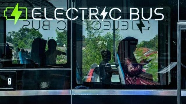 Deretan bus listrik yang beroperasi di jalan raya sebagai bagian dari sistem transportasi publik modern.