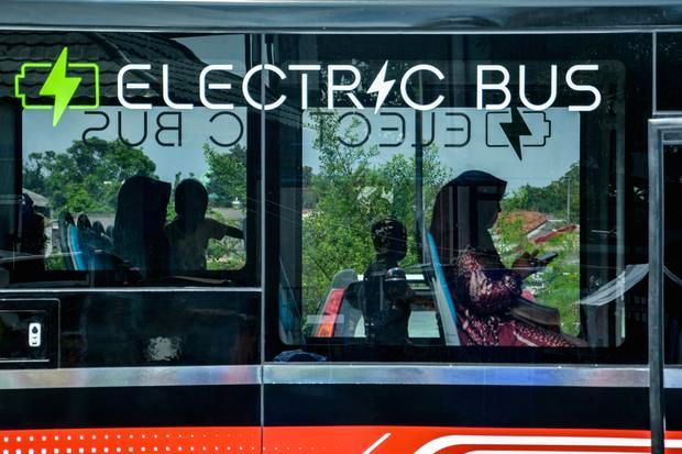 Deretan bus listrik yang beroperasi di jalan raya sebagai bagian dari sistem transportasi publik modern.