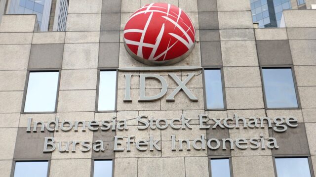 Direktur Utama BEI Jeffrey Hendrik saat memberikan keterangan terkait hasil RUPSLB di Jakarta.
