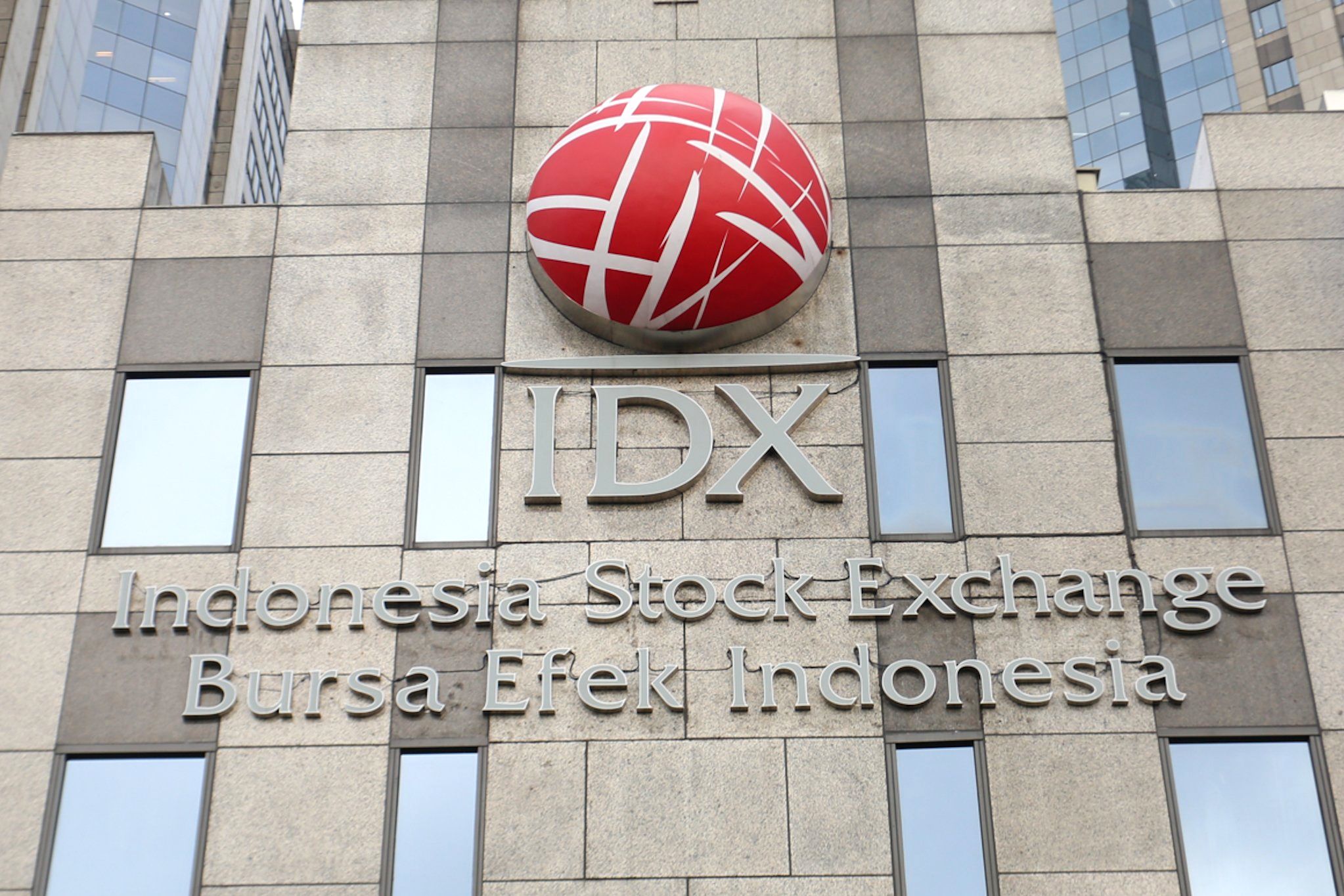 Direktur Utama BEI Jeffrey Hendrik saat memberikan keterangan terkait hasil RUPSLB di Jakarta.