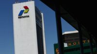 Gedung PT Pertamina di Jakarta dengan latar belakang langit cerah