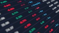d91bbde9a66d7b78a15982325077e650.jpg Seorang trader memantau grafik pergerakan harga saham dan forex di layar komputer