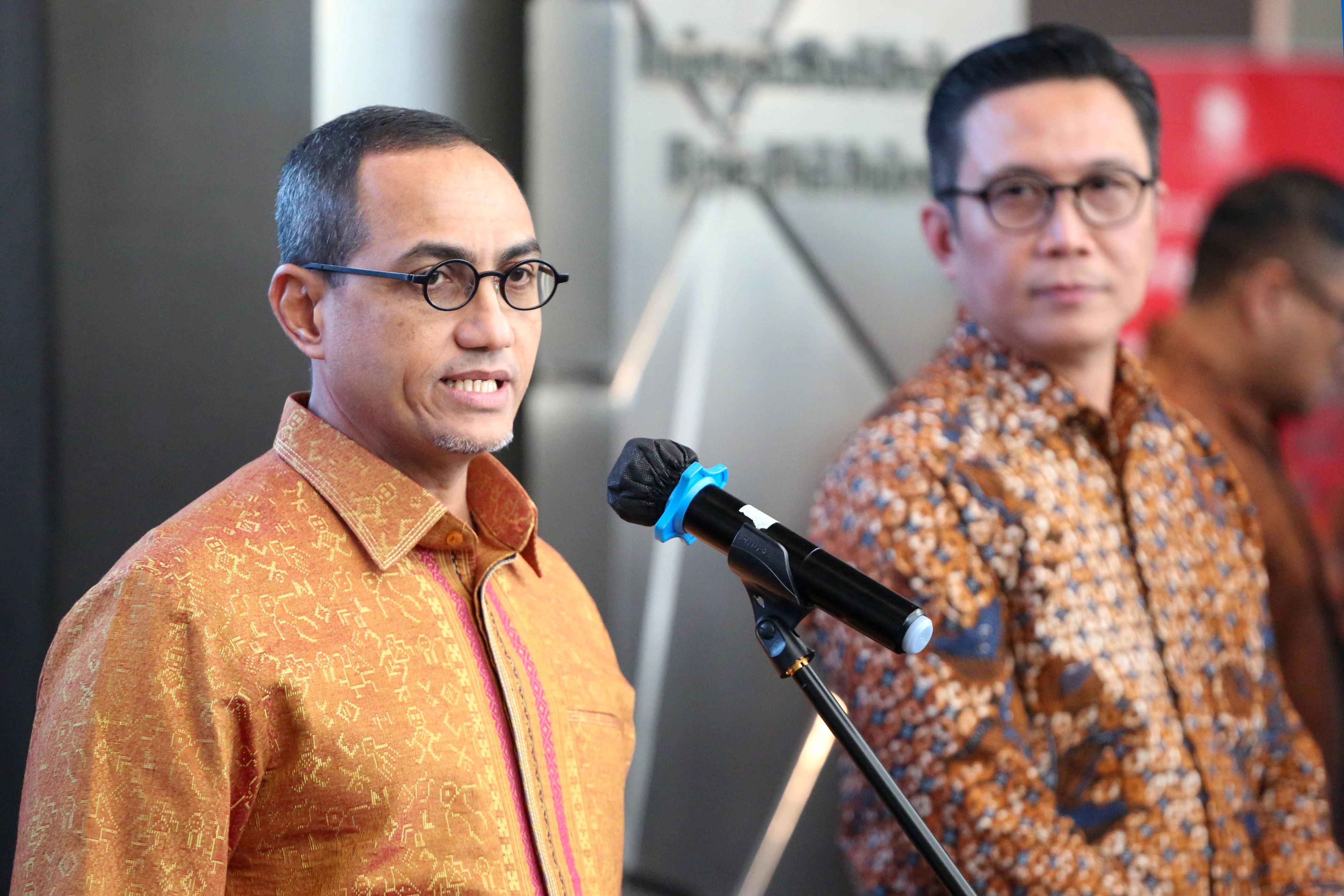 Kepala Eksekutif Pengawas Pasar Modal OJK Hasan Fawzi saat memberikan keterangan pers terkait sanksi pelaku pasar modal.