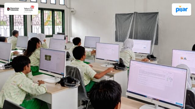 Layar perangkat menampilkan antarmuka platform pendidikan digital PIJAR milik Telkom Indonesia
