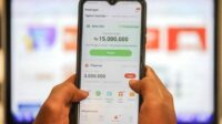 Ilustrasi penggunaan layanan paylater melalui aplikasi di ponsel pintar untuk transaksi belanja daring.