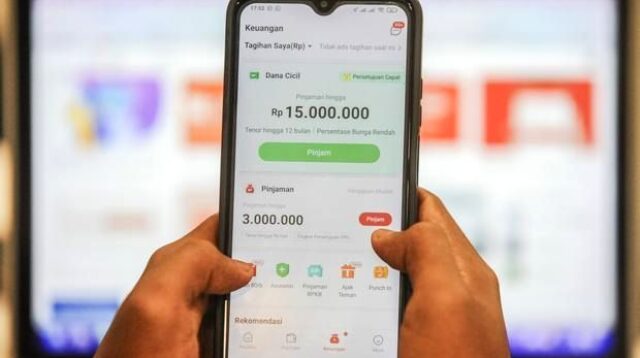Ilustrasi penggunaan layanan paylater melalui aplikasi di ponsel pintar untuk transaksi belanja daring.