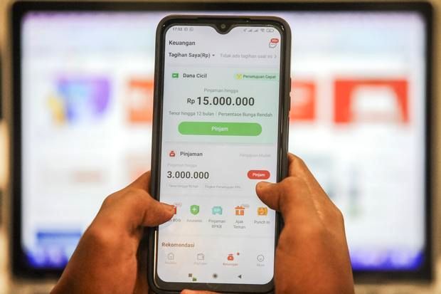 Ilustrasi penggunaan layanan paylater melalui aplikasi di ponsel pintar untuk transaksi belanja daring.