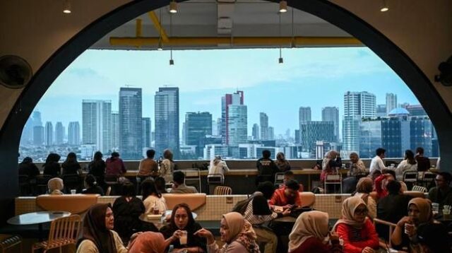 Ekonom Bank Danamon Hosiana E. Situmorang saat memberikan penjelasan mengenai proyeksi ekonomi Indonesia