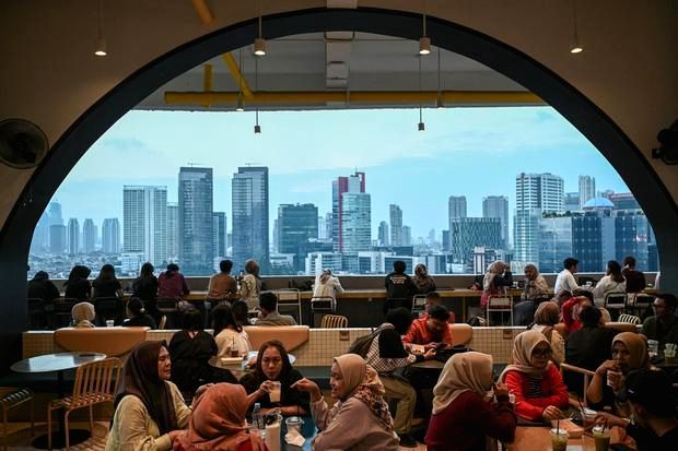 Ekonom Bank Danamon Hosiana E. Situmorang saat memberikan penjelasan mengenai proyeksi ekonomi Indonesia