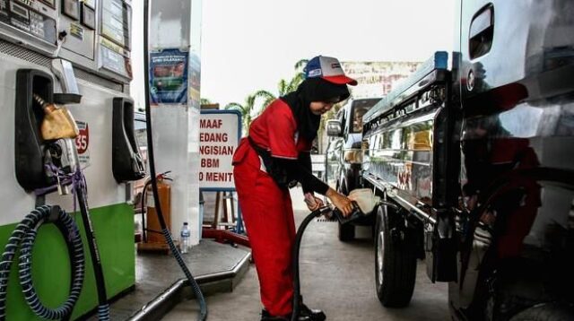 Ilustrasi kendaraan mengisi bahan bakar minyak di stasiun pengisian bahan bakar umum