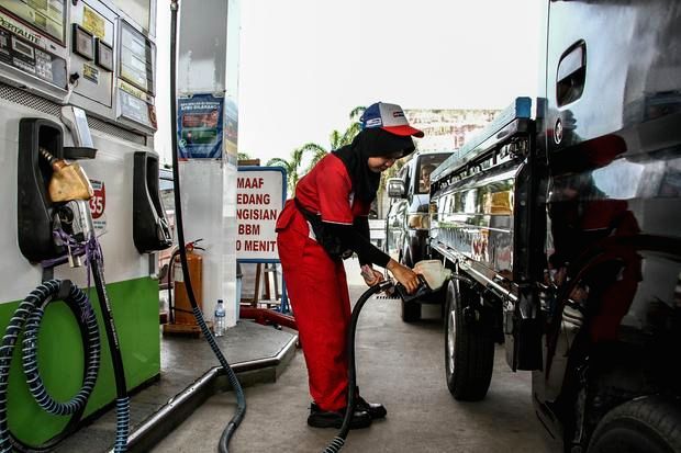 Ilustrasi kendaraan mengisi bahan bakar minyak di stasiun pengisian bahan bakar umum