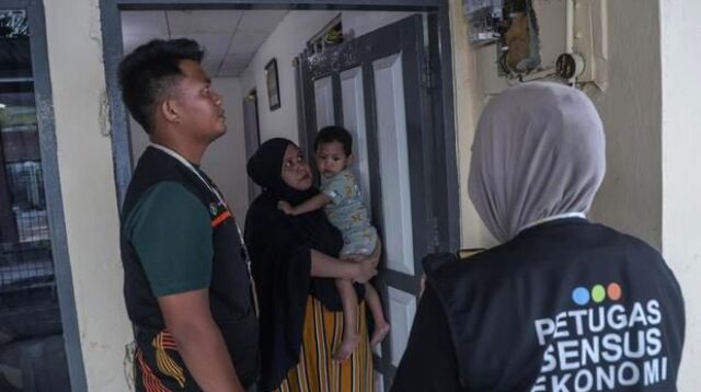 Petugas BPS melakukan pendataan lapangan Sensus Ekonomi 2026 kepada pelaku UMKM di Jakarta.