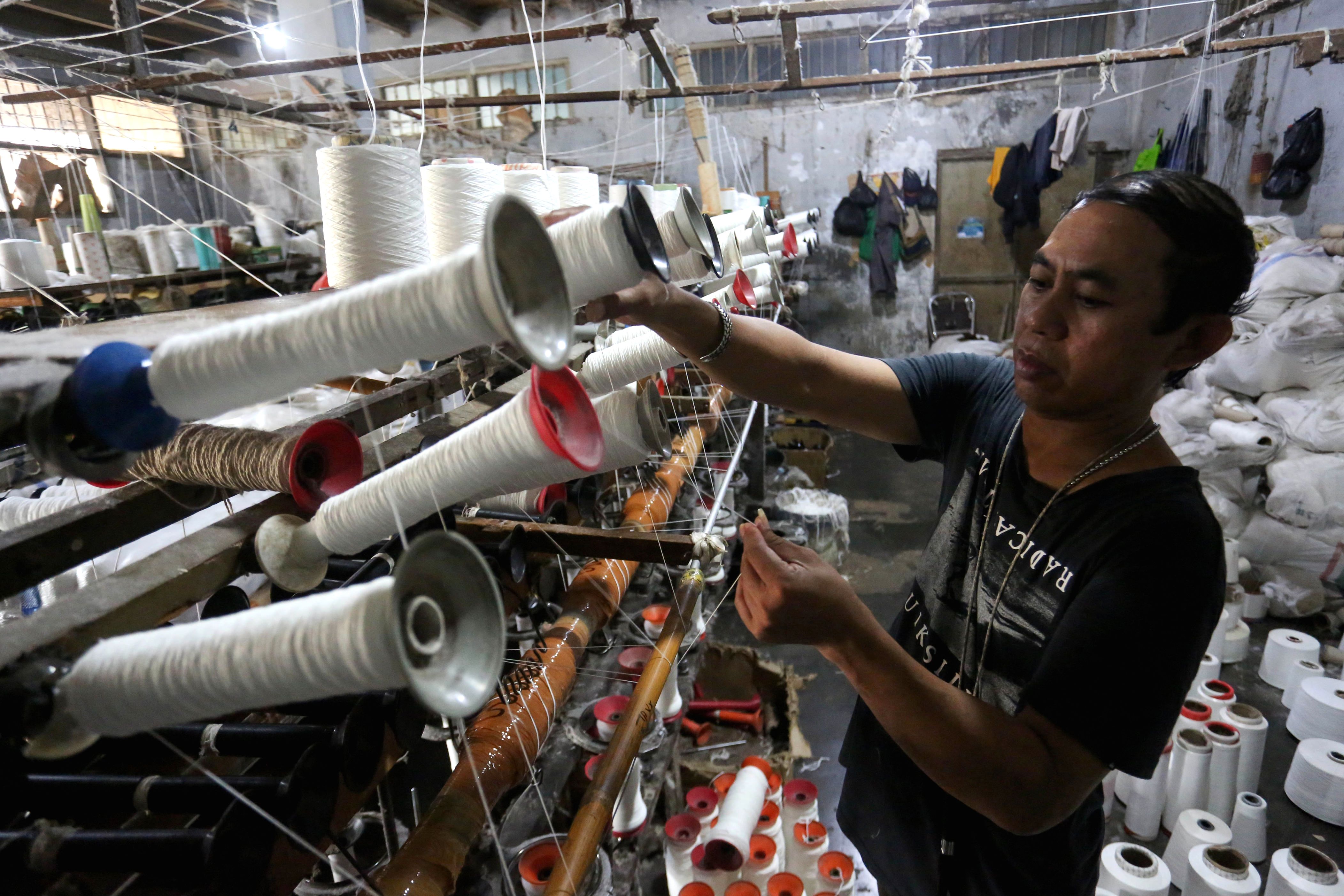 Aktivitas produksi di dalam pabrik manufaktur yang sedang beroperasi