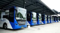 Bus listrik DAMRI yang sedang beroperasi di jalan raya Jakarta.