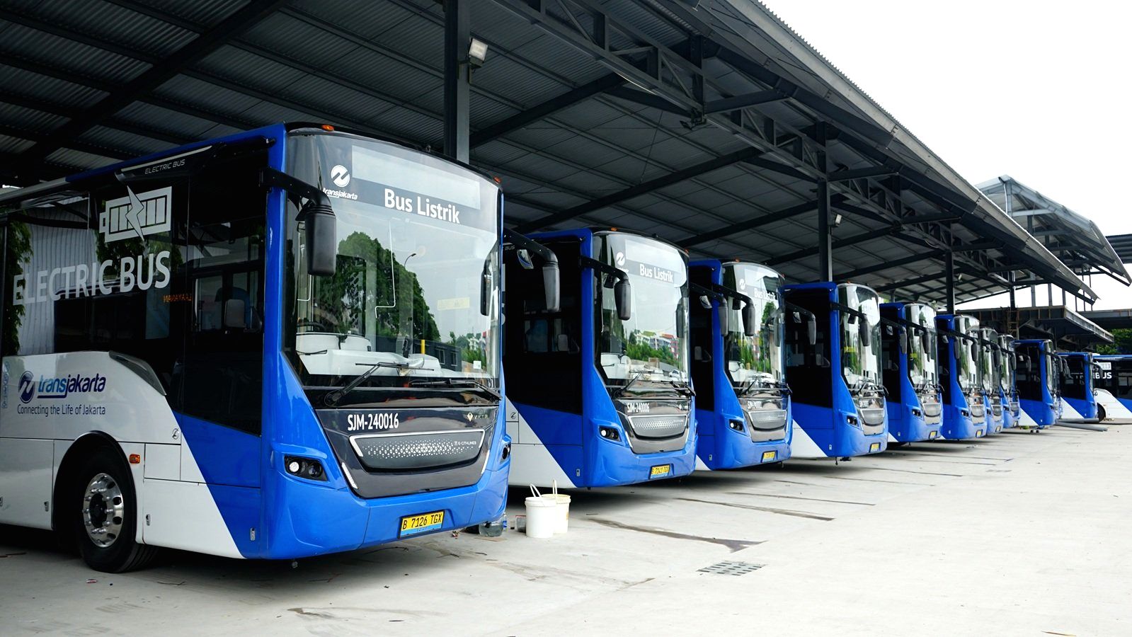 Bus listrik DAMRI yang sedang beroperasi di jalan raya Jakarta.