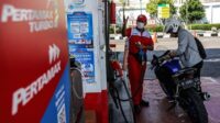 Suasana antrean kendaraan di SPBU Pertamina saat penyesuaian harga BBM non-subsidi
