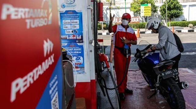 Suasana antrean kendaraan di SPBU Pertamina saat penyesuaian harga BBM non-subsidi