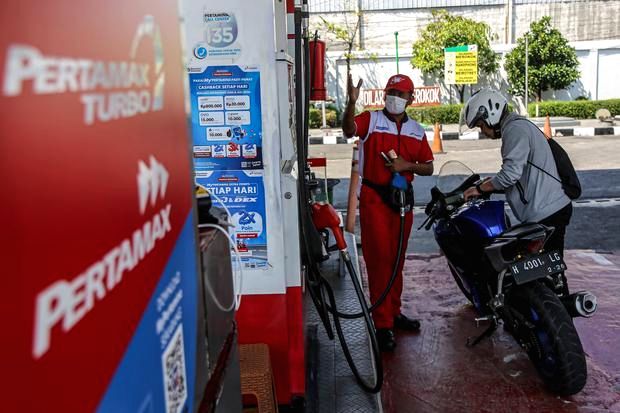 Suasana antrean kendaraan di SPBU Pertamina saat penyesuaian harga BBM non-subsidi