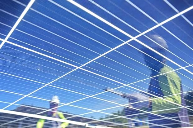Penandatanganan kerja sama pembangunan PLTS antara PT Lautan Luas Tbk. dan Greenvolt Power Indonesia.