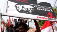 Menteri Lingkungan Hidup Jumhur Hidayat saat memberikan materi dalam pelatihan sertifikasi hakim terkait perlindungan pejuang lingkungan.