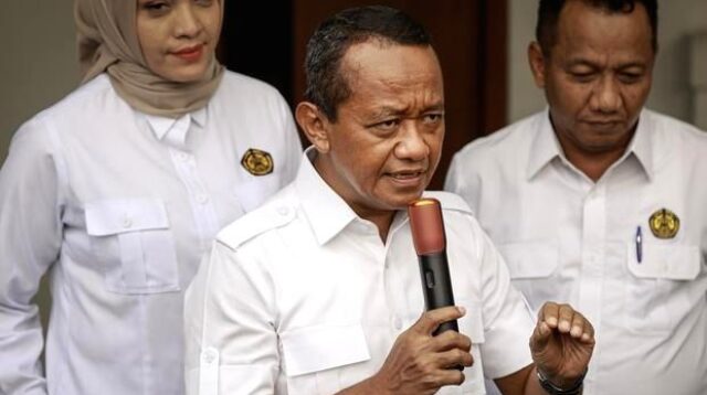 Menteri ESDM Bahlil Lahadalia memberikan keterangan terkait status izin pertambangan di wilayah Raja Ampat.
