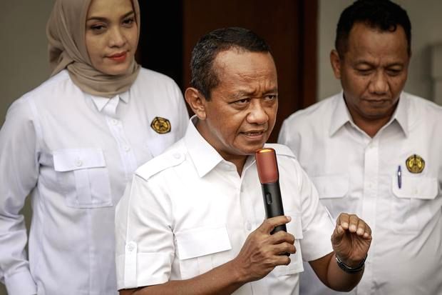 Menteri ESDM Bahlil Lahadalia memberikan keterangan terkait status izin pertambangan di wilayah Raja Ampat.