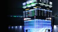 Tampilan layar pergerakan grafik Indeks Harga Saham Gabungan di bursa efek