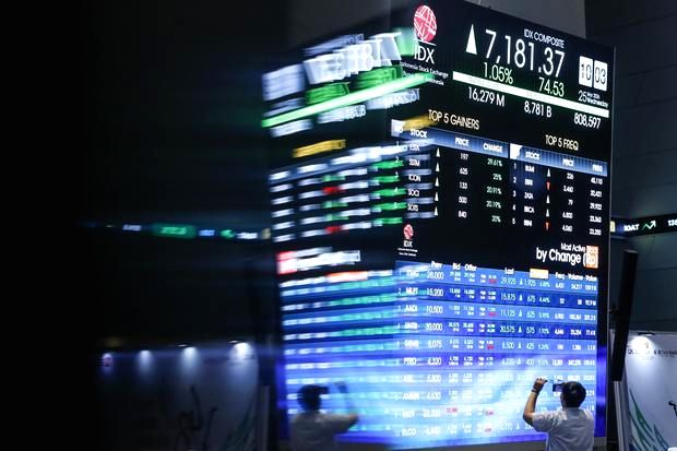 Tampilan layar pergerakan grafik Indeks Harga Saham Gabungan di bursa efek