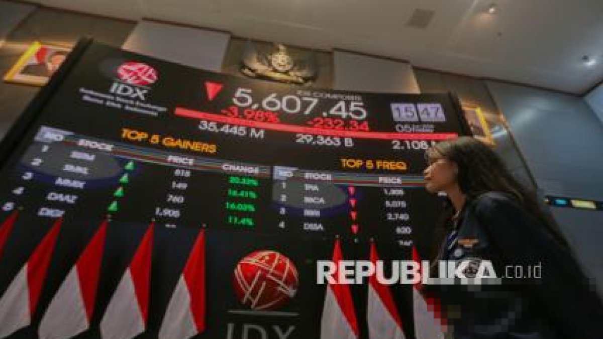 Grafik pergerakan IHSG yang menguat ke level 5.354 ditopang oleh kenaikan saham sektor perbankan di Bursa Efek Indonesia.