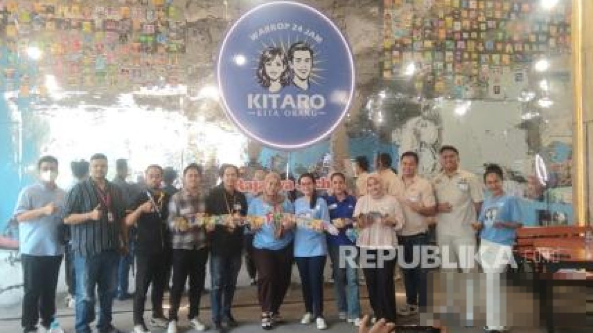Interior modern Warkop KITARO di Balekota Mall dengan instalasi Galeri Sachet Dunia yang unik.