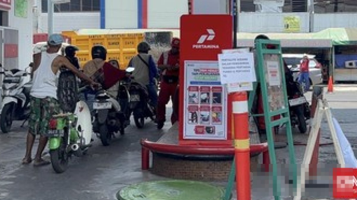 Petugas sedang melayani pengisian BBM di SPBU modular Pertamina untuk memperkuat distribusi energi nasional.
