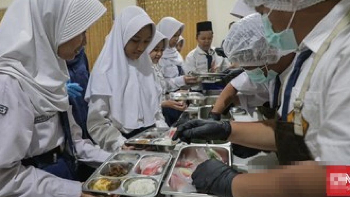 Siswa SD Al Iqro Mataram mengambil makan siang bergizi dengan sistem prasmanan untuk mengurangi sisa makanan.